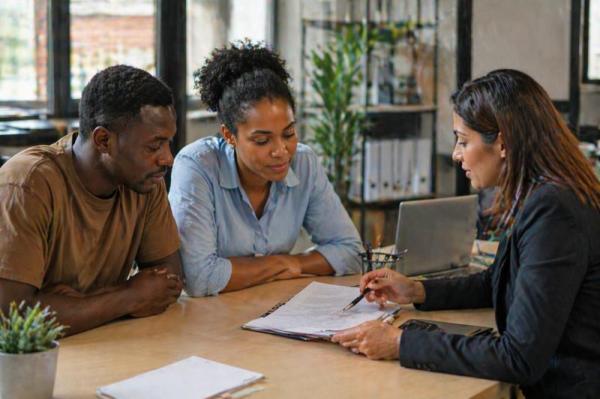 Es necesario el contrato de trabajo para la regularización extraordinaria?